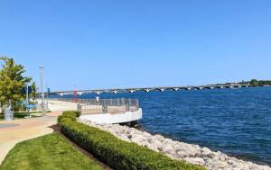 420 friendly Artsy walk Riverfront Loft King Bed