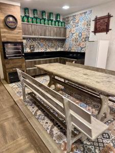 Casa com Piscina e Ar Condicionado em condomínio próximo Praia