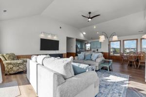 Perfect semi-oceanfront Getaway with Full Kitchen, WIFI, and AC | Dog-friendly