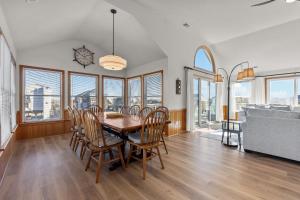 Perfect semi-oceanfront Getaway with Full Kitchen, WIFI, and AC | Dog-friendly