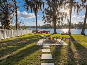 Lakefront Retreat with Fishing kayaking and Sunset Views