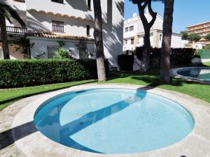 Apartamento Comodo con Piscina y Jardín, Cerca de la Playa y el Puerto - HISP-7-54