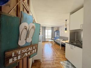 Apartamento Comodo con Piscina y Jardín, Cerca de la Playa y el Puerto - HISP-7-54