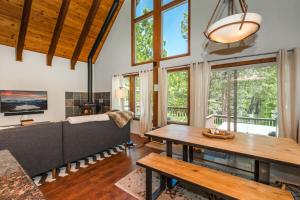 Alder Creek Paradise Tree-lined Cabin Stay for 7