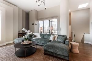 Downtown Penthouse 3bd VIEWS-Parking, Gym and Pool