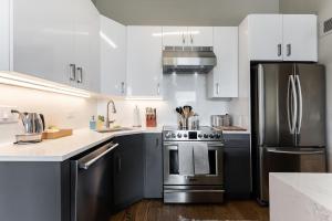 Downtown Penthouse 3bd VIEWS-Parking, Gym and Pool