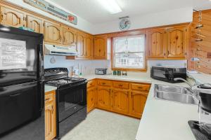 Beach home near the ocean wsunny deck, washerdryer, and central AC