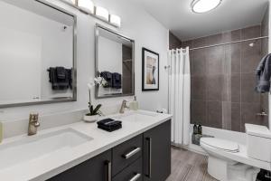 Downtown Penthouse 11- Parking, Gym, Pvt Patio, Pool