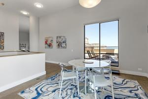 Downtown Penthouse 11- Parking, Gym, Pvt Patio, Pool