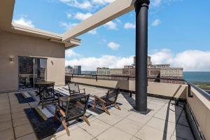 Downtown Penthouse 11- Parking, Gym, Pvt Patio, Pool
