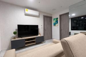 Modern 1BR with Sea View Prime Location