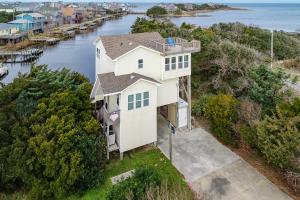 Light-filled canal front home wdeck, washerdryer, private hot tub, central AC