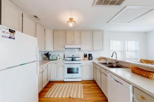 Light-filled canal front home wdeck, washerdryer, private hot tub, central AC