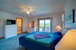 Inviting, dog-friendly home with wraparound decks, washerdryer & outdoor shower