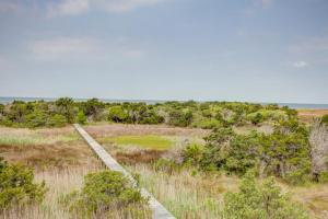 Soundfront home wprivate hot tub, game room, fast WiFi, fish cleaning table