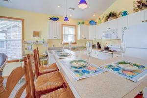 Soundfront home wprivate hot tub, game room, fast WiFi, fish cleaning table