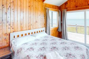 Waterfront House w Sound View, Shared Pool, Private WD, Private Hot Tub