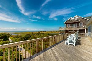 Soundfront house with private dock, hot tub, WiFi, & beautiful views