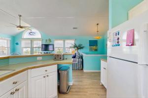 Soundfront house with private dock, hot tub, WiFi, & beautiful views