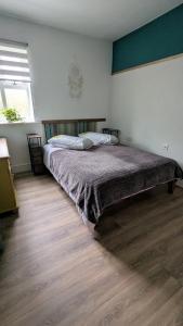 The Dreamcatcher apartment - Free parking - 5 minute walk to Fleet train station