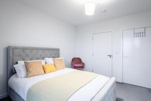 Park Royal Lake Side Apartment