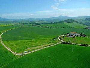 Modern Farmhouse in Pienza with Pool