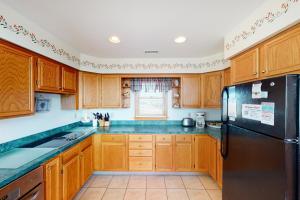 Waterfront House w Sound View, Free WiFi, Private WasherDryer, Shared Pool