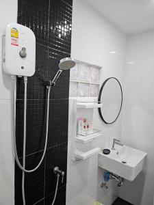 Large 1 Bedroom Apt Sleeps 4, Close to Beach - RM 2