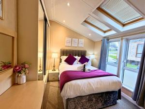 Hot Tub Lodge, Panoramic Views & Free Golf, Dog Friendly