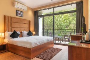 Royal Apartments Kasauli I Restaurant I Lift I Roof top Cafe I Self cooking also available I Bonfire I Best View 7o1827o7o3