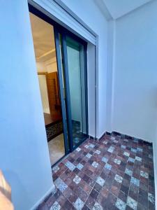 8 people 10 min Airport 2 Bathrooms Air conditioning Free parking