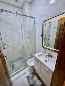 8 people 10 min Airport 2 Bathrooms Air conditioning Free parking