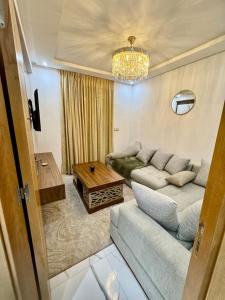 8 people 10 min Airport 2 Bathrooms Air conditioning Free parking