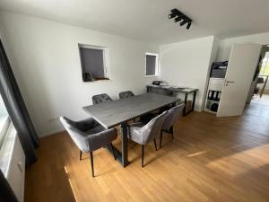 Stylish Downtown Apartment with parking