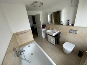 Stylish Downtown Apartment with parking