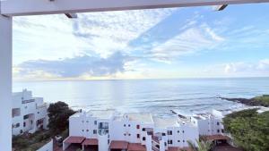 Santorini Perissa Ballito Seaview Apartment - Families only