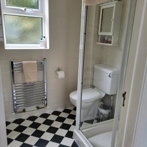 Cheerful, cosy, one bedroom home with patio and parking