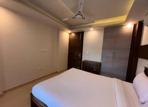 Summit by LivRegalia Stays 3BHK Sec 42 Near Golf Course Road