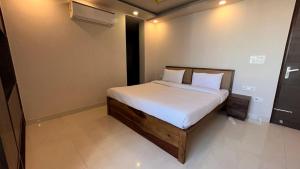 Summit by LivRegalia Stays 3BHK Sec 42 Near Golf Course Road