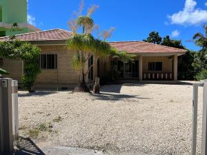 Beachfront Villa with a private beach! You can BBQ! You can enjoy the real southern island time!