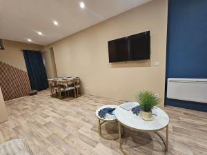 modern studio ground floor Wi-Fi TV parking