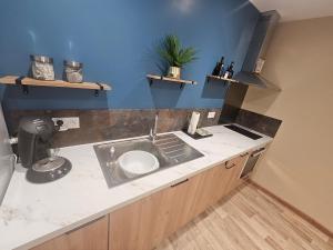modern studio ground floor Wi-Fi TV parking
