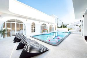 White Romance Pool Villa Pattaya