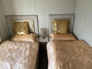 2 Bed Cabin Sleeps 4-5 Patio Parking & Pets