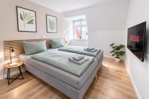 Larooms Merseburg - Apartment CS01 - 3 Zimmer, 7 Betten, 2 Bäder, 2 Parkplätze, Balkon & Aufzug