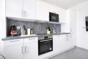 Larooms Merseburg - Apartment CS01 - 3 Zimmer, 7 Betten, 2 Bäder, 2 Parkplätze, Balkon & Aufzug