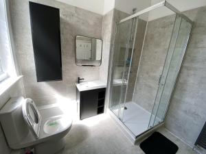 Huge Modern Room to Stay in Salford Samson Plab