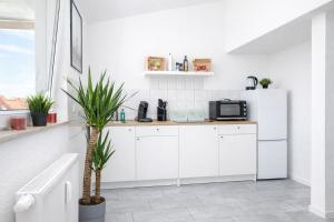 Larooms Merseburg - Apartment LP01 - 2 Zimmer, 2 Einzelbetten, 1 Doppelbett, große Couch, Küche, Balkon, Waschmaschine