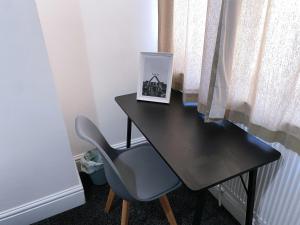 Cosy Double Bed to Stay Salford Plab shared bathroom kitchen