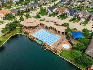 Luxury Lakefront 4BR - Corporate & Extended Stay Friendly